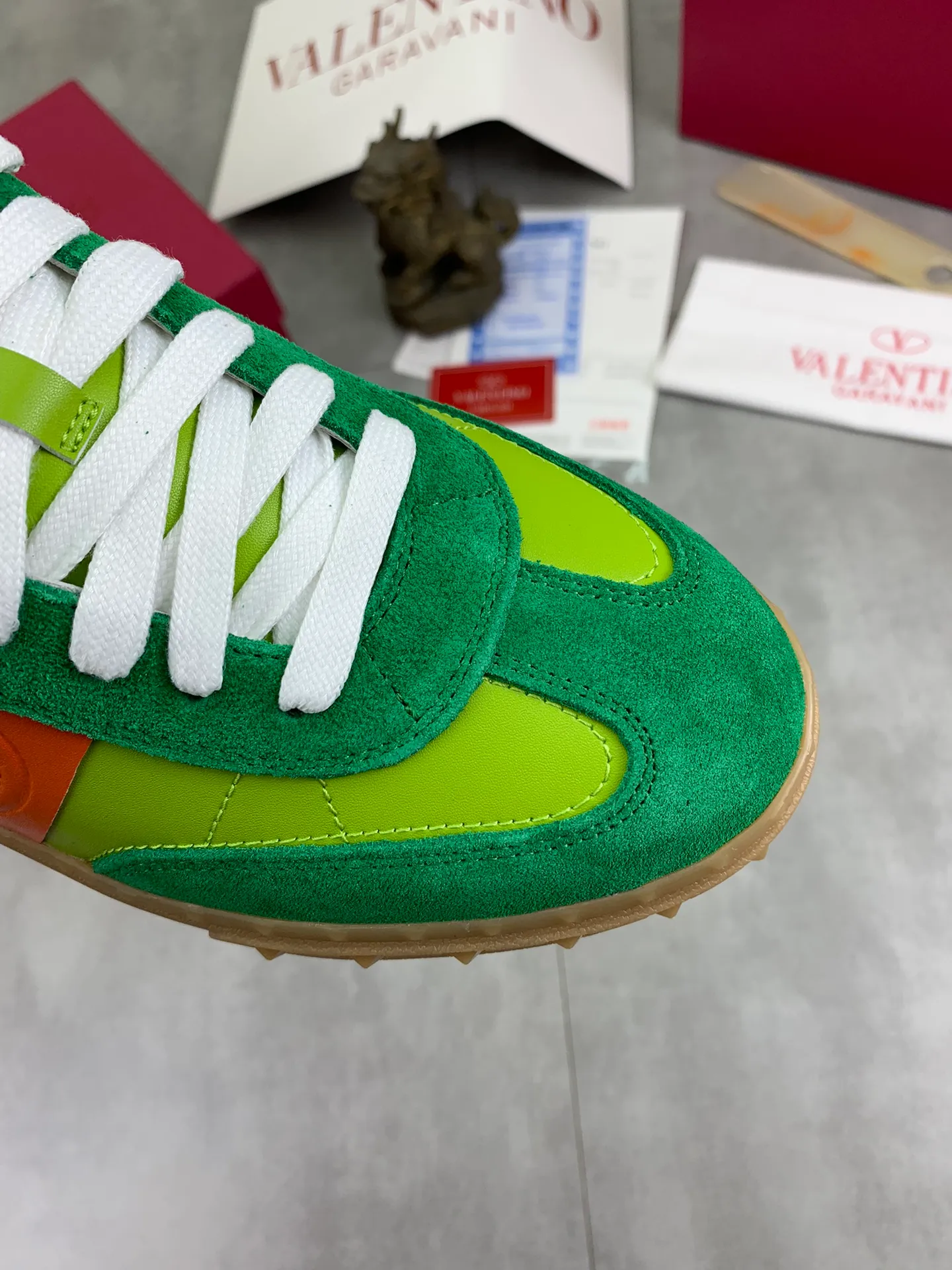 Men's Men's Shoes P520 New Couple Style Valentino Valentino 2025/UPVILLAGE Couple Casual Sports Shoes Moral Training Shoes 🆚Professional high-end, perfect replica, first-class quality, all made of original 1:1 materials, exclusive mold opening! 🎁Full set of high-end packaging at the counter ✔️Fabric: high mercerized cowhide ✔️Outsole: TPU material outsole ✔️Size: female 35-40 male 39-45 (female 41 male 38.46) 🆚All details are customized at 1:1 mold, striving for perfection!